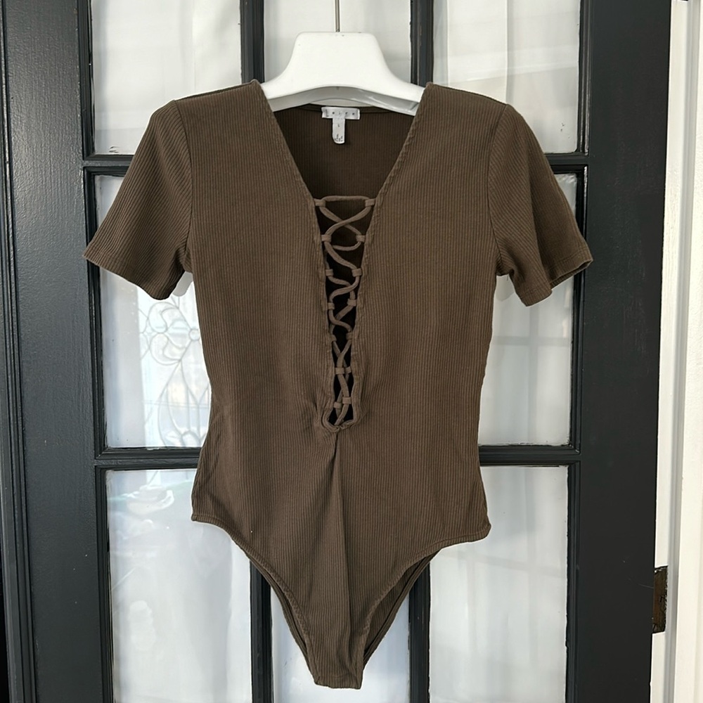Leith ribbed olive lace up front bodysuit 🌿